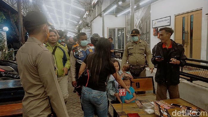 polisi bubarkan warga yang berkerumun di surabaya