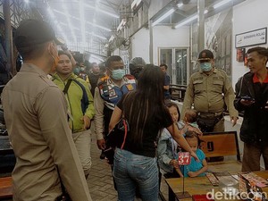 Polisi Bubarkan Muda-Mudi Surabaya yang Asyik Nongkrong di Tempat Umum