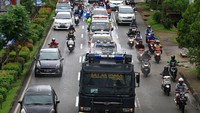 Mobil water cannon dari Polresta Pontianak menyemprotkan disinfektan di Jalan Ahmad Yani Pontianak, Kalimantan Barat, Senin (23/2/2020). Penyemprotan dengan menggunakan water cannon bertujuan untuk meminimalisir penyebaran covid-19 di ruang udara dan ruas jalan di Kota Pontianak.