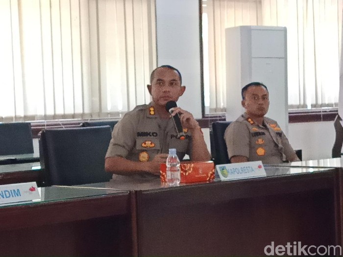 Meski tidak ada warga Kabupaten/Kota Kediri yang terinfeksi virus corona, pemerintah dan polres setempat mengimbau warga mengurangi kegiatan di luar rumah. Termasuk keluar masuk Kediri.