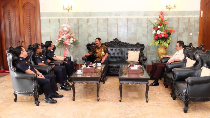 Pertemuan Wali Kota Solo FX Hadi Rudyatmo dengan Bea Cukai Solo di Loji Gandrung, Selasa (24/3/2020).