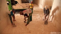 Usai dibentuk seperti bata lalu diangkut untuk dijual.
