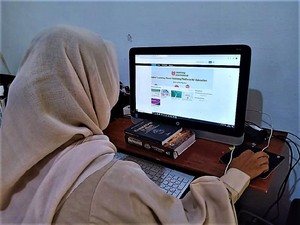 Naik Gunung-Kehujanan, Ini Perjuangan Mahasiswi Polman Demi Kuliah Online