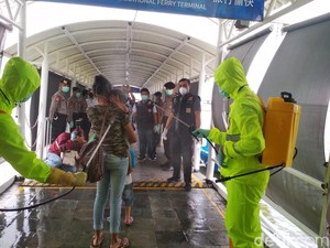 WHO Bilang Bahaya, Masuk Kompleks Kok Masih Disemprot Disinfektan?
