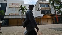 Biasanya kawasan perdagangan ini selalu ramai oleh pengunjung. Namun hari ini sepi karena sebagian toko tutup untuk mengantisipasi penyebaran Covid-19.  