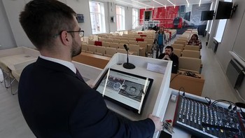 Dosen di Russian University of Transport merekam materi perkuliahan untuk para mahasiswanya, (20/3/2020).  Kebijakan kuliah online yang efektif berlaku sejak Senin (23/3/2020) diberlakukan universitas tersebut di tengah pandemi virus coronavirus COVID-19   (Foto oleh Sergei Savostyanov  TASS via Getty Images)