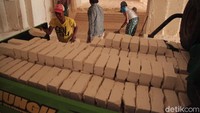 Batu Kapur terebut dipotong-potong menjadi batu bata. 