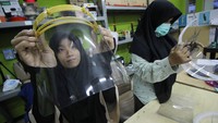  Face shield buatan ITS tersebut akan didonasikan kepada tenaga medis dalam menangani secara langsung pandemi virus corona (covid-19). Antara Foto/Moch Asim