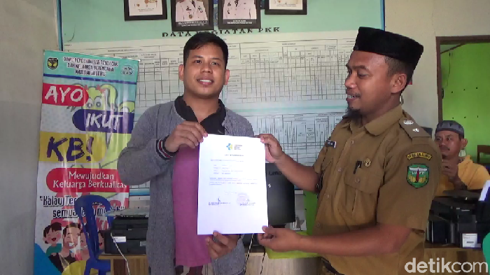 ABK DIamond Princess menunjukkan sertifikat negatif Corona dari Kemenkes (M Riyas/detikcom)