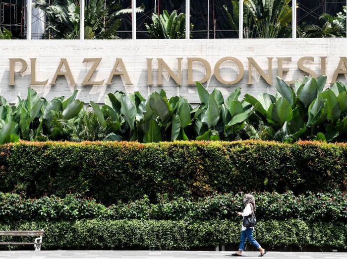 PLAZA INDONESIA TUTUP SEMENTARA Penjaga toko membersihkan etalase di Plaza Indonesia, Jakarta, Selasa (24/3/2020). Ketua Asosiasi Pengelola Pusat Belanja Indonesia (APPBI) DKI Ellen Hidayat mengatakan sebagai upaya pencegahan penyebaran virus COVID-19 di ruang publik, pusat perbelanjaan Plaza Indonesia akan tutup sementara mulai 25 Maret hingga 3 April 2020, namun tidak berlaku untuk toko yang menjual kebutuhan pokok dengan jam operasional mulai pukul 11:00 - 17:00 WIB. ANTARA FOTO/Muhammad Adimaja/nz