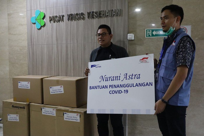 Astra menyerahkan bantuan berupa berbagai peralatan pencegahan COVID-19 seperti alat uji tes,
alat pelindung diri, hand sanitizer dll.