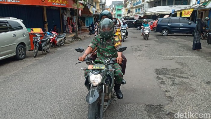 Personel TNI-Polri berkeliling Jambi mengimbau warga untuk menghindari keramaian untuk mencegah Corona (Dok. Istimewa)