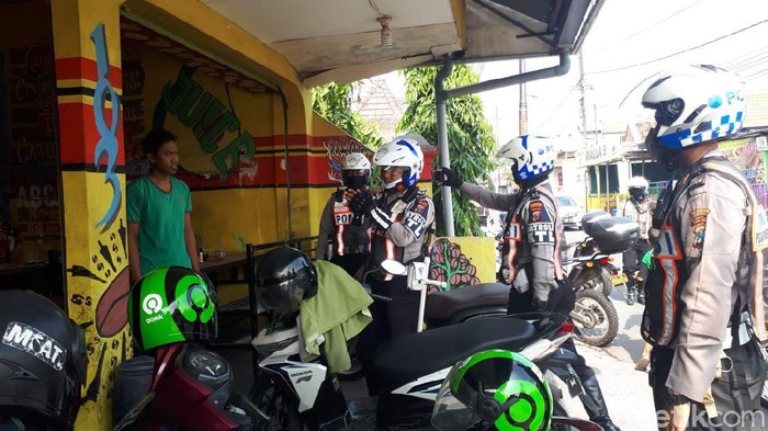 tim urai polrestabes surabaya mendatangi kerumunan