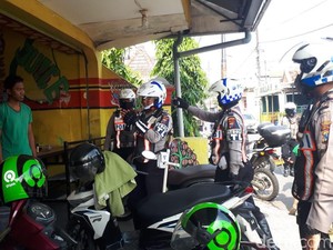 Tim Urai Polrestabes Surabaya Imbau Kerumunan Warga di Warkop Bubar