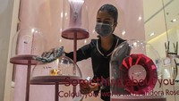 Penjaga toko membersihkan etalase di Plaza Indonesia, Jakarta, Selasa (24/3/2020).