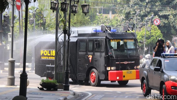 Water Cannon Semprotkan Disinfektan di Bandung