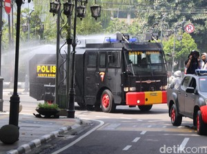 Mobil Water Cannon Polisi Semprotkan Disinfektan di Jalanan Bandung