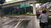 Beberapa kendaraan bermotor masih terlihat melintasi jalan di Kota Jakarta. (Istimewa/Billy Iswadi)