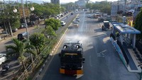 Polda Aceh menyemprotkan cairan disinfektan di lintasan jalan utama kawasan Lamprit, Banda Aceh, Aceh, Senin (23/3/2020). Penyemprotan disinfektan di sepanjang jalan utama itu untuk mencegah penyebaran virus corona (covid-19).
