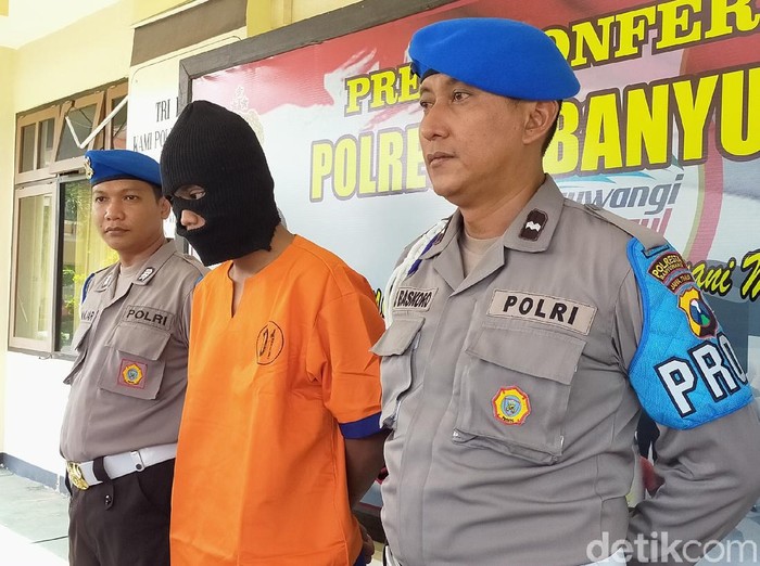 YouTuber di Banyuwangi ditangkap karena menyebarkan video ciuman dengan pacarnya yang masih di bawah umur. Dalam pemeriksaan, ia juga mengakui telah menyetubuhi pacarnya.
