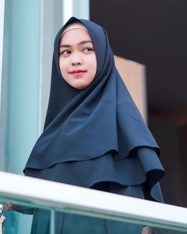 Ria Ricis sedang mencari rumah baru. Belum lama ini, ia mengunjungi salah satu rumah mewah incarannya. Begitu mewahnya, rumah tersebut juga dilengkapi sebuah lift. (Foto: Instagram @riaricis1795)