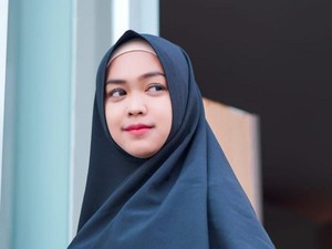 Jorok! Ria Ricis Jilati Durian dan Paksa Teman Makan