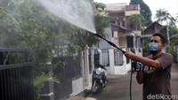 Dengan menggunakan grobak, genset dan pompa steam warga keliling perumahan menyemprotkan disenfektan.