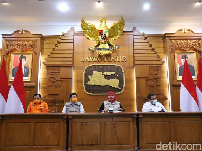 Gubernur Jawa Timur Khofifah Indar Parawansa menyampaikan data terbaru soal penyebaran virus corona. Hingga hari ini ada 2.196 kasus corona di Jatim.