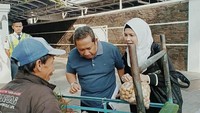 Cinta sekali dengan istrinya, kang Yana menyempatkan diri untuk menemani istrinya berebelanja di tukang sayur keliling. Lihat tuh sepertinya ibu Yunimar Mulyana ngeborong kentang ya! Foto: Instagram @kangyanamulyana