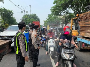 Cegah Penyebaran Corona, Kendaraan Masuk ke Gresik Disemprot Disinfektan