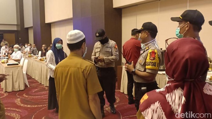 Polres Palu bubarkan seminar Pemprov Sulteng yang digelar di tengah pandemi Corona (M Qadri/detikcom)