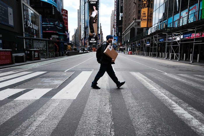 New York di tengah pandemi corona NEW YORK, NY - MARCH 22: Times Square stands mostly empty as as much of the city is void of cars and pedestrians over fears of spreading the coronavirus on March 22, 2020 in New York City. Across the country schools, businesses and places of work have either been shut down or are restricting hours of operation as health officials try to slow the spread of COVID-19. (Photo by Spencer Platt/Getty Images)