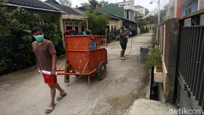 Cegah Covid-19, Warga BJV 2 Semprotkan Disinfektan Sejumlah warga melakukan penyemporotan disinfektan di Perumahan Bintara Jaya Village 2, Kota Bekasi, Jawa Barat, Selasa (24/3/2020).
