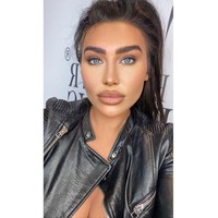 Ini Lauren Goodger, artis Inggris yang tengah dihujat netizen karena tetap keluar rumah saat pendemi Corona. Bintang reality show yang dijuluki boneka seks itu pergi hanya untuk sulam alis. Foto: dok. Instagram