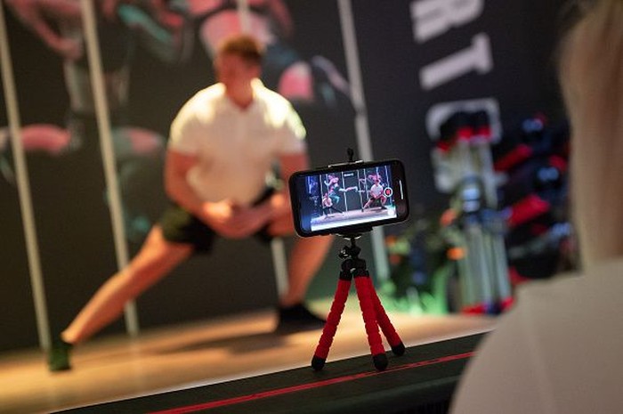 Anjuran tinggal di rumah saat pandemi Corona terdengar membosankan dan bikin badan kurang bugar. Berbagai cara dilakukan untuk mengusir itu. Begini beberapa caranya