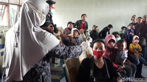 Penumpang Bus dan KA dari Jakarta Disemprot Disinfektan di Brebes