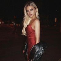 Sofija memang punya pesona maut yang bikin pria bertekuk lutut. Tak hanya cantik, model Serbia itu juga punya tubuh seksi.  Foto: Instagram