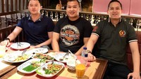 Di sela-sela tugasnya, Dhani juga  biasa kumpul sambil hangout bersama temannya. Sambil makan bersama dua temannya, Dhani tak lupa mengabadikan foto. Foto: instagram @dhaniwirianata