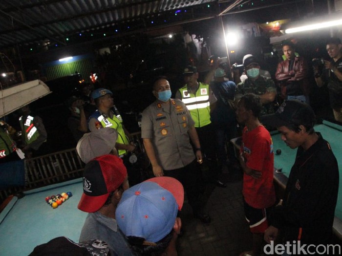 polres Malang Bubarkan Warga Nongkrong di Warung Malam Hari