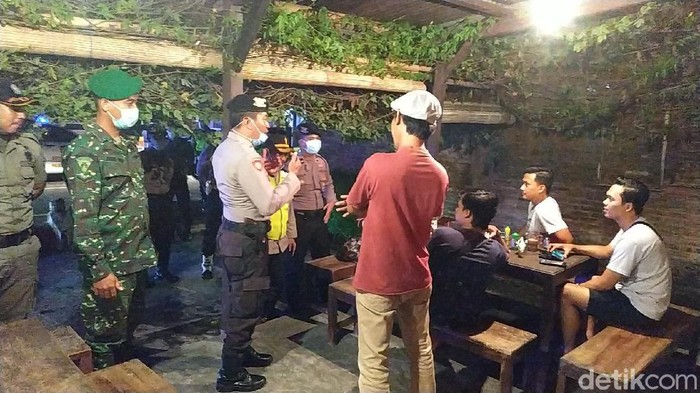 polisi bubarkan keramaian di pacitan