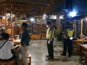 Cegah Corona, Polisi Bubarkan Warga yang Nongkrong di Warkop