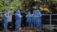 Pemakaman dilakukan oleh petugas berpakaian khusus dan menggunakan masker. Petugas yang membawa disinfektan juga disiagakan di sekitar makam.