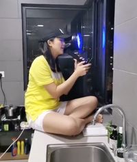 Hiburan Karantina Corona, Wanita Ini Gelar 'Konser' di Meja Dapur!