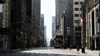 Fifth Avenue yang biasanya padat dengan lalulintas, sepekan ini nyaris tanpa kehidupan (Evan Agostini/Invision/AP/Evan Agostini)