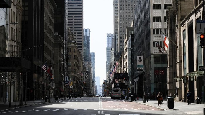 A sparsely occupied Fifth Avenue, usually bustling with traffic, appears at midday on Wednesday, March 18, 2020 in New York. (Photo by Evan Agostini/Invision/AP)