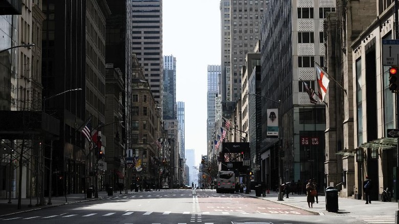 New York di tengah pandemi corona A sparsely occupied Fifth Avenue, usually bustling with traffic, appears at midday on Wednesday, March 18, 2020 in New York. (Photo by Evan Agostini/Invision/AP)