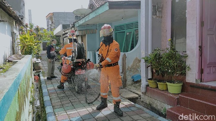 Pemkot Surabaya terus melakukan penyemprotan disinfektan untuk mencegah wabah virus corona semakin meluas. Pemkot memastikan, bahan disinfektan aman untuk lingkungan dan manusia.