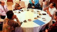 Yana Mulyana merupakan sosok yang ramah. Lihat saja saat ia menghadiri Silaturahmi REI JABAR (REALESTAT JAWA BARAT) bersama rekan-rekannya. Mereka terlihat menikmati beberapa jajanan tradisional yang disuguhkan di piring kecil. Foto: Instagram @kangyanamulyana