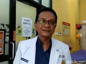 Cerita Dokter yang Terpaksa Pakai Jas Hujan Demi Rawat PDP Corona