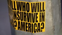 Sampai tanggal 25, tercatat ada 65.652 kasus positif corona di Amerika Serikat dan jumlah kematian berjumlah 931. Poster bertulis Siapa akan selamat di Amerika Serikat ini tertempel di salah satu sudut Kota New York (Getty Images/Cindy Ord)